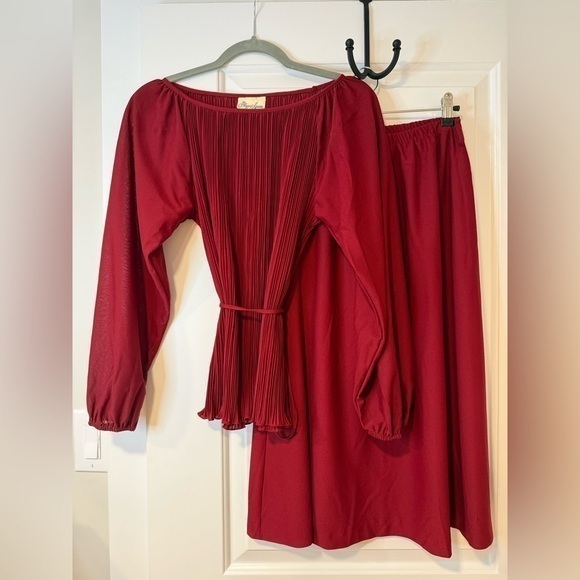 Plaza Square Dresses & Skirts - Vintage Skirt / Blouse Set Maroon Red Size 10/12